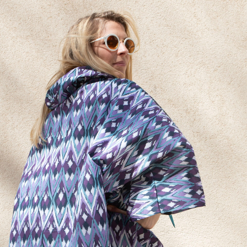 Capuche Paris - Motif IKAT Foncé Cape de Pluie / Poncho + Banane de rangement