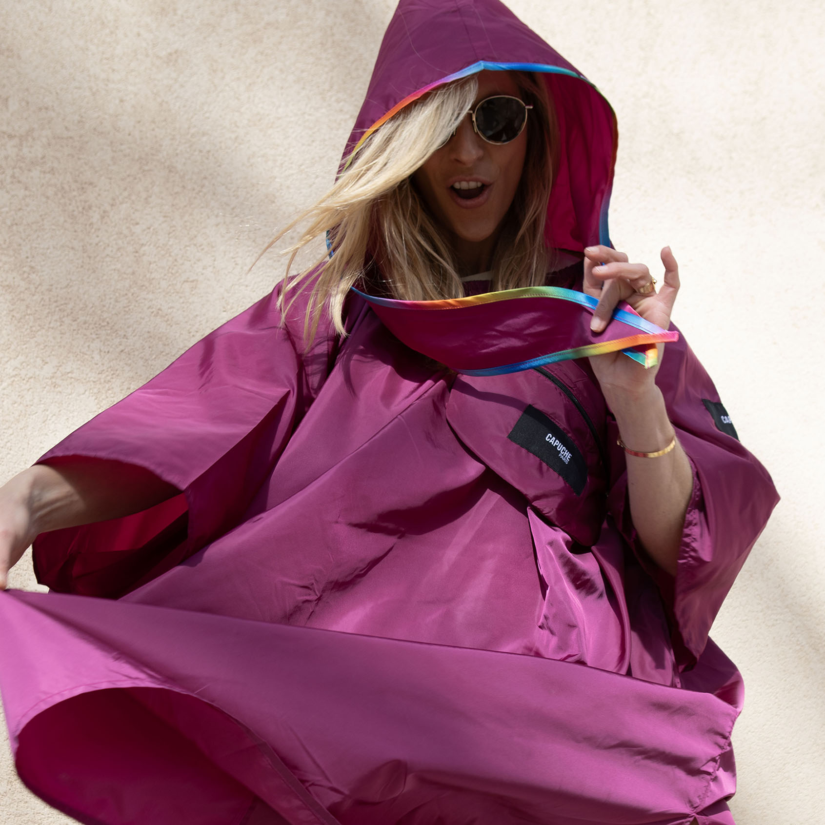 Capuche Paris - Cape de Pluie Unie Fuschia / Biais Arc-en-Ciel